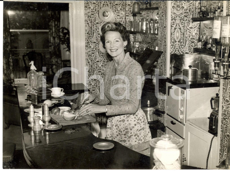 1955 LONDON Elizabeth ALLEN prepares a meal at her home *Photo 20x15 cm