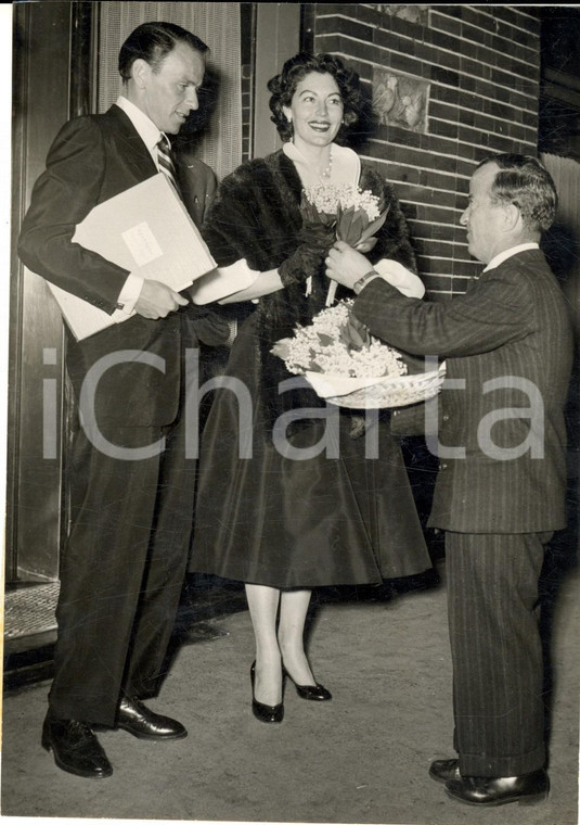 1961 MILANO Frank SINATRA e Ava GARDNER all'uscita da un ristorante *Foto 13x18