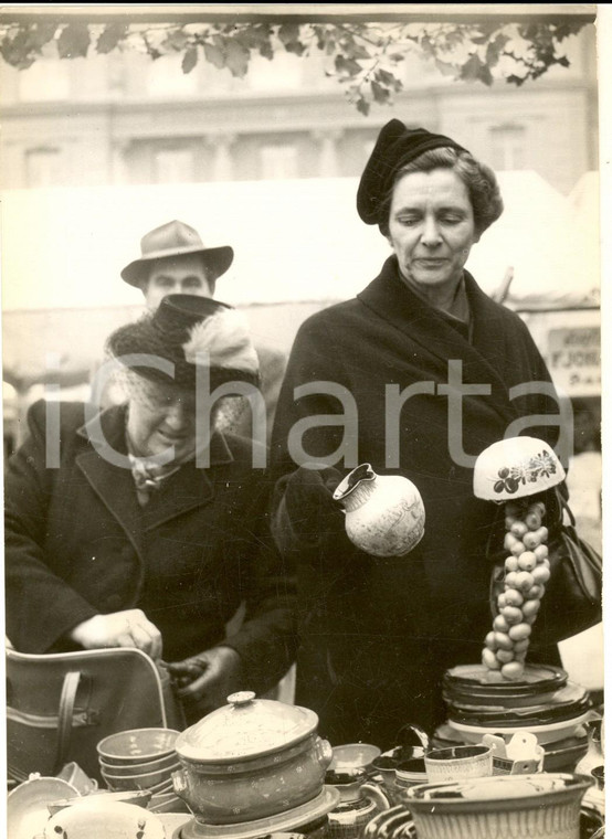 1955 ca BERN Frances Elizabeth WILLIS acquista stoviglie in un mercatino *Foto