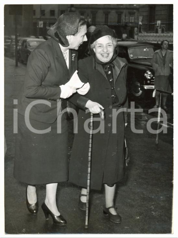 1955 ca MILANO Wally TOSCANINI CASTELBARCO accompagna elettrice a votare *Foto