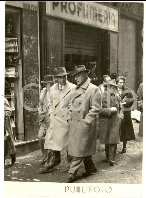 1954 NAPOLI Via Tribunali - Vittorio DE SICA cerca tipi per "L'oro di Napoli"
