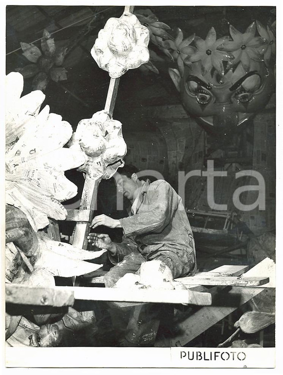1955 CARNEVALE VIAREGGIO Artigiano decora carro allegorico a tema floreale *Foto