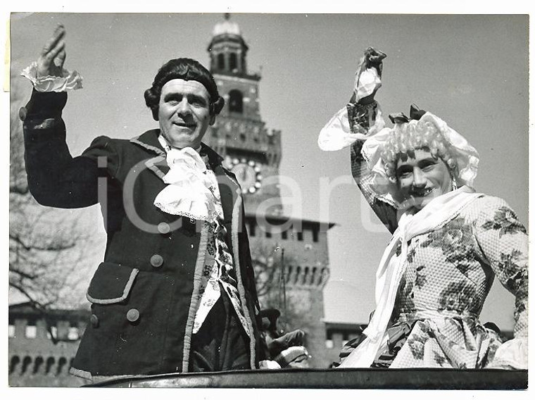 1955 MILANO - CARNEVALE Cecca e Meneghino salutano il corteo in Piazza Castello