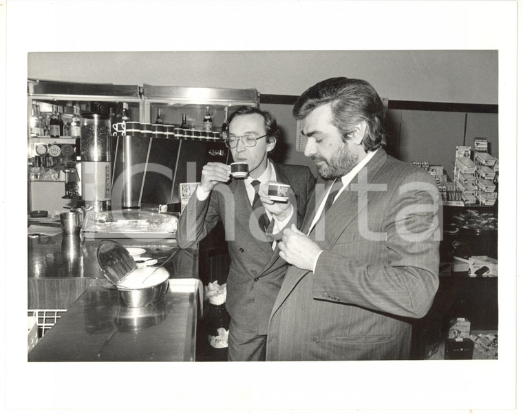 1985 ca POLITICA - DC Giovanni GORIA beve un caffè con Tiziano GARBO (1) *Foto