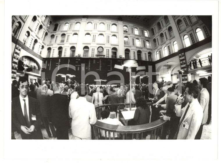 1987 MILANO Borsa Italiana - Broker sotto il tabellone (6) *Foto VINTAGE 24x18