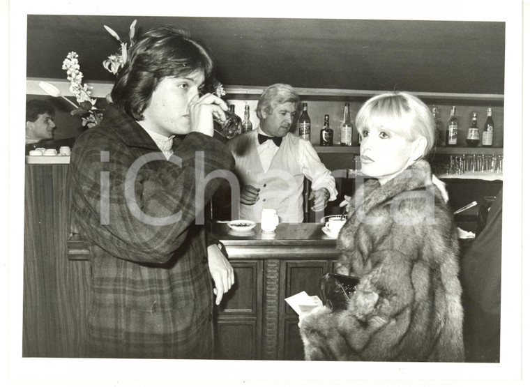 1985 FESTIVAL DI SANREMO Dori GHEZZI con Cristiano DE ANDRÉ al bar *Foto
