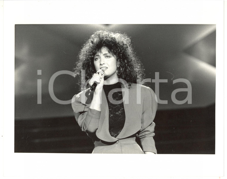 1985 ca SANREMO Marcella BELLA si esibisce sul palco - Fotografia VINTAGE 25x20