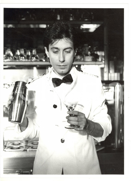 1985 ca COSTUME Carmelo LA BIONDA si improvvisa barman *Foto 18x24 cm