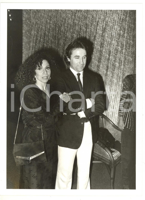 1985 ca COSTUME Il mezzosoprano Julia MIGENES con il marito - Foto VINTAGE 18x24