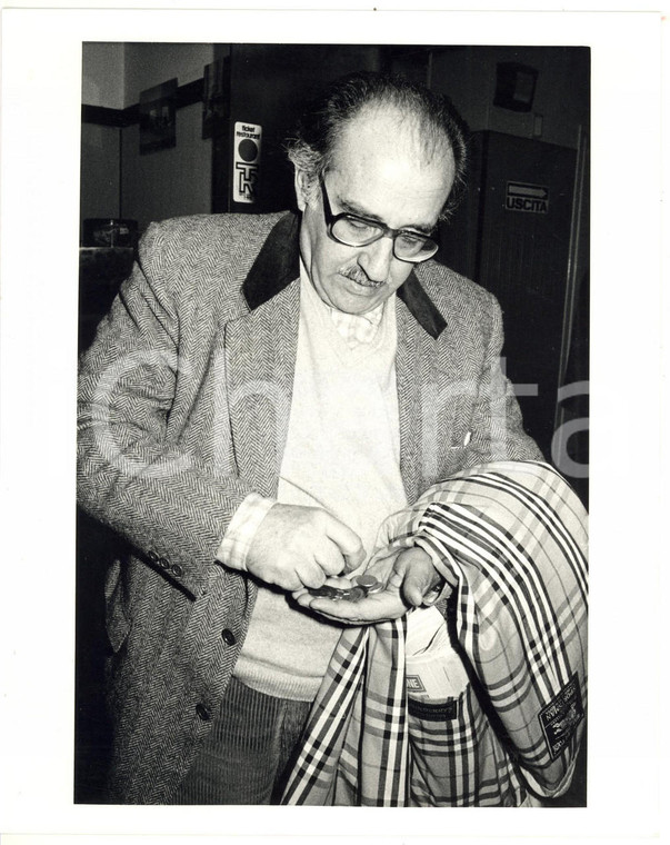  1985 ca COSTUME Lino JANNUZZI conta il resto al bar *Foto 20x25 cm 