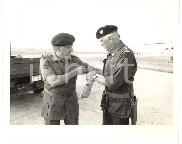 1990 ca ESERCITO ITALIANO Raffaele SIMONE con il generale BERNARD *Foto 25x20