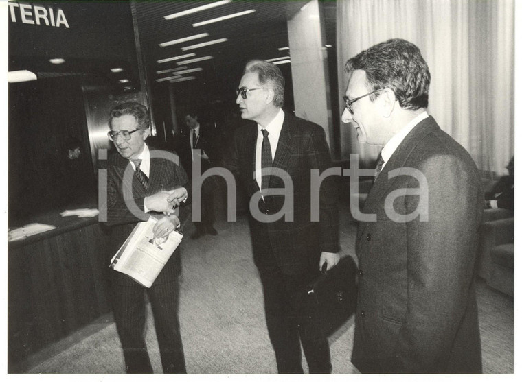  1985 ca MILANO Stretta di mano tra Piero SCHLESINGER e Luigi VENEGONI - Foto 