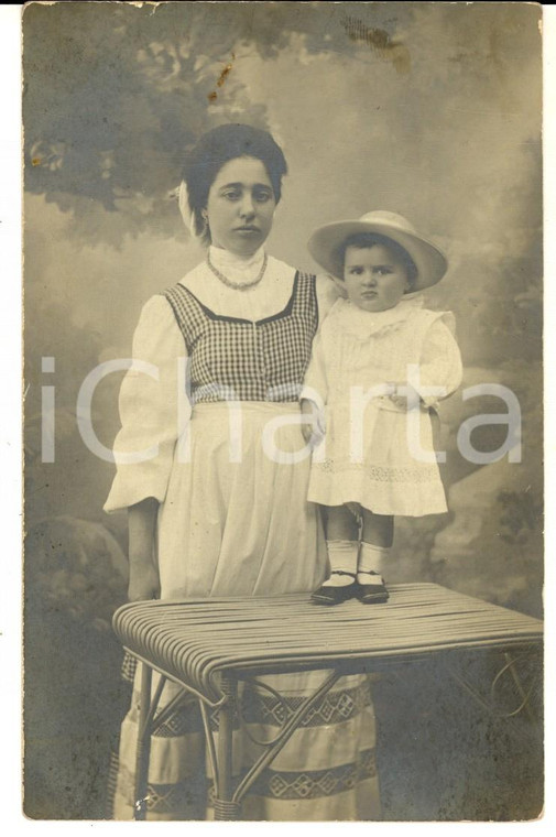 1910 ca AREA DI BRESCIA Ritratto di bambina con la balia *Foto cartolina