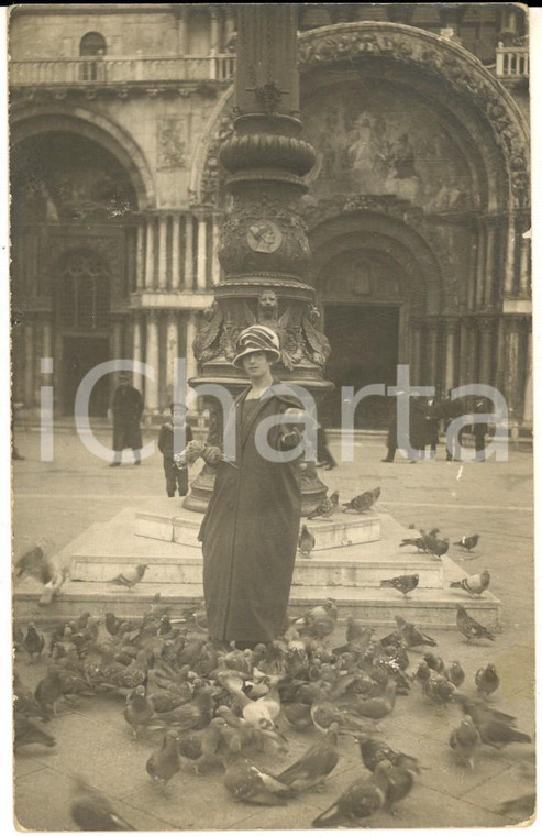  1919 VENEZIA Ritratto di donna tra i piccioni in piazza S. MARCO *Foto cartolina 