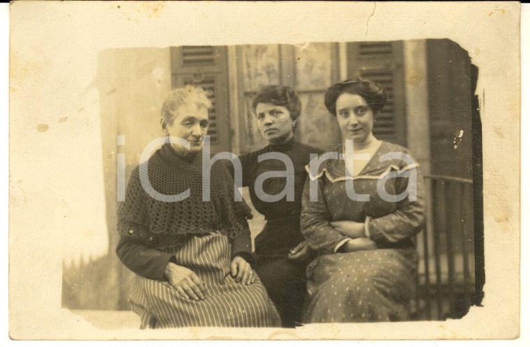  1910 ca Area BRESCIA Ritratto di famiglia con tre donne - Foto cartolina VINTAGE 