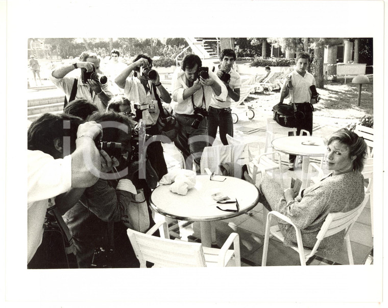 1985 ca VENEZIA Ciga Hotels - Kathleen TURNER circondata dai giornalisti (1)
