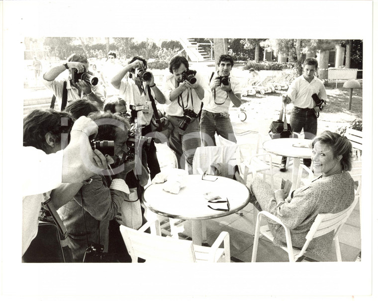 1985 ca VENEZIA Ciga Hotels - Kathleen TURNER tra i giornalisti *Foto (4)