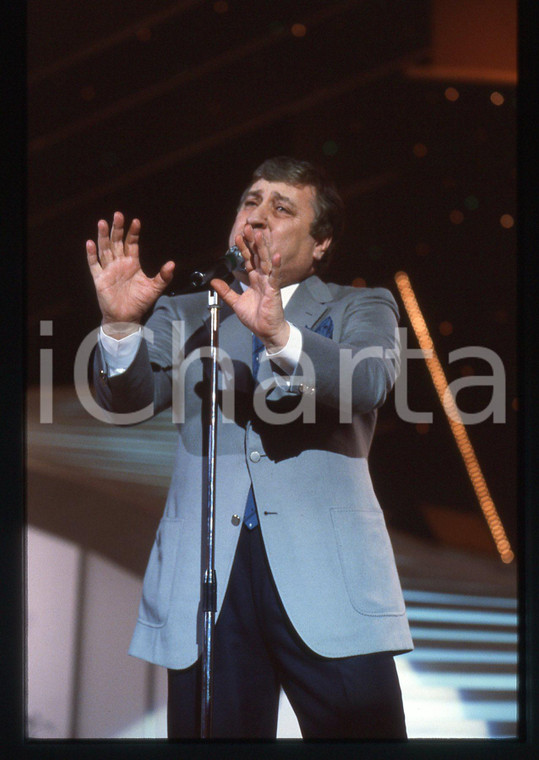 35mm vintage slide* 1983 SANREMO Mario MEROLA sul palco del Teatro Ariston (4)