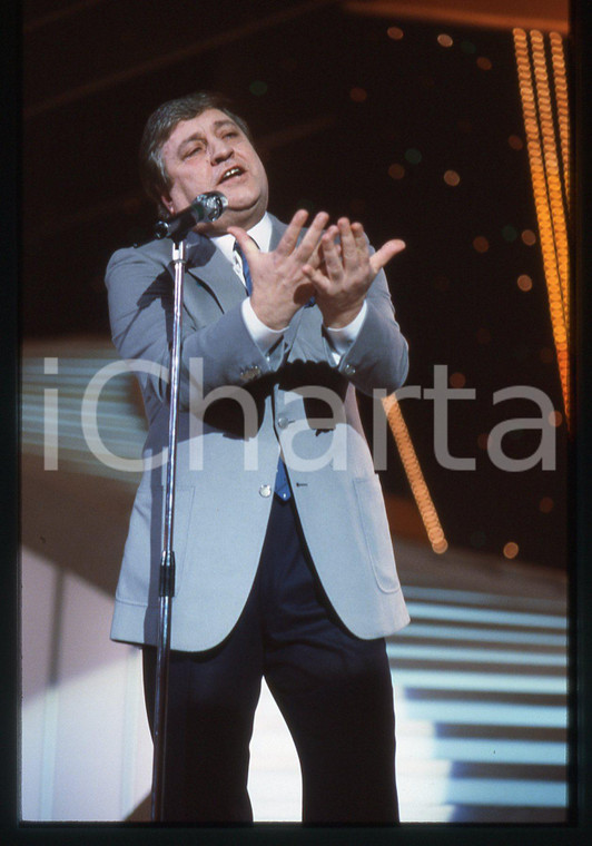 35mm vintage slide* 1983 SANREMO Mario MEROLA sul palco del Teatro Ariston (5)