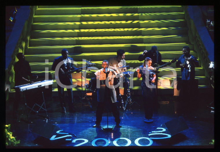 35mm vintage slide* 2000 SANREMO Youssou N'DOUR sul palco del Teatro Ariston (6)