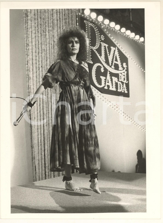 1985 ca RIVA DEL GARDA - Loredana BERTÈ a piedi nudi sul palco - Foto 18x24 cm