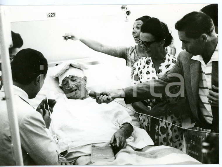 1962 AOSTA Pietro NENNI intervistato in ospedale - Foto 18x13 cm