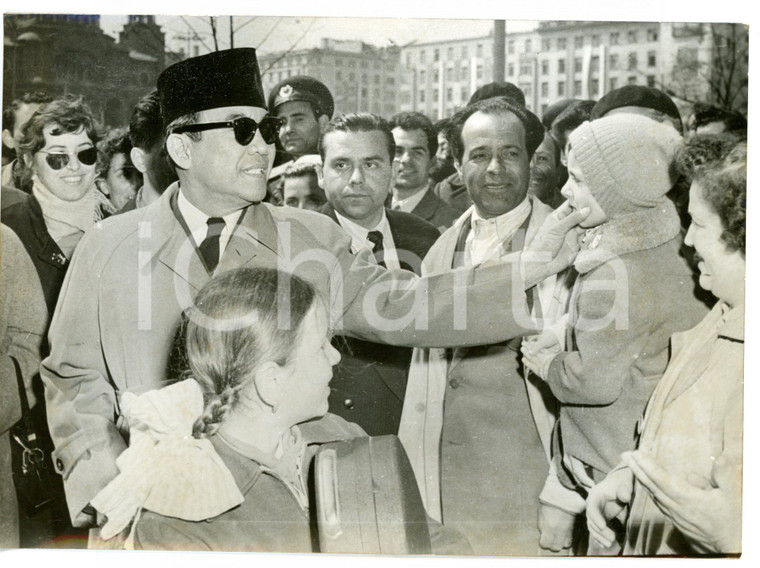 1960 SOFIA (BULGARIA) Presidente indonesiano SUKARNO saluta bambina tra la folla