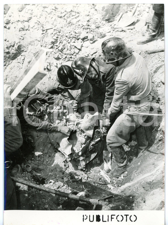 1953 NAPOLI CAPODICHINO Disastro aereo - Vigili del Fuoco scavano tra le macerie