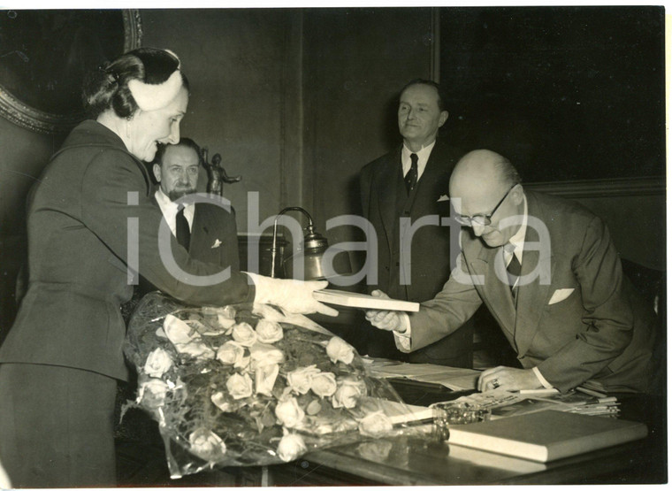 1955 TORINO Il sindaco Amedeo Peyron consegna un dono a Clotilde BROSIO *Foto 