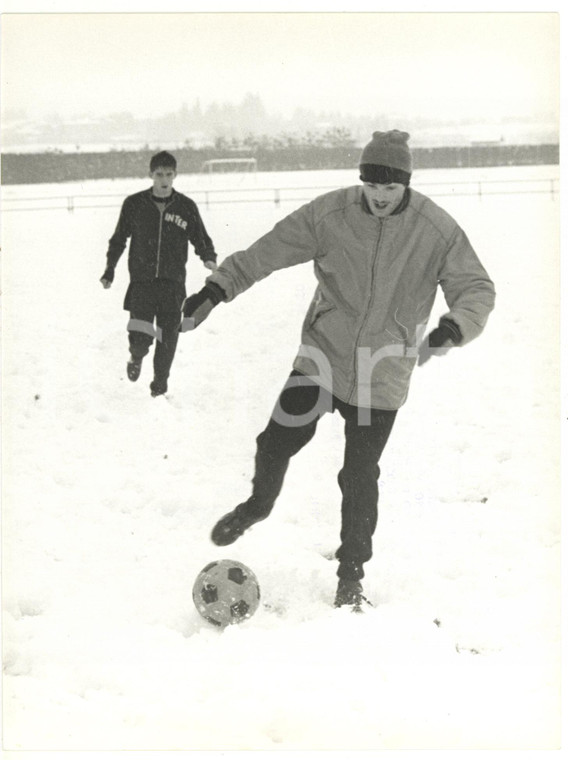 1967 APPIANO GENTILE INTER Angelo DOMENGHINI e Sandro MAZZOLA giocano sulla neve