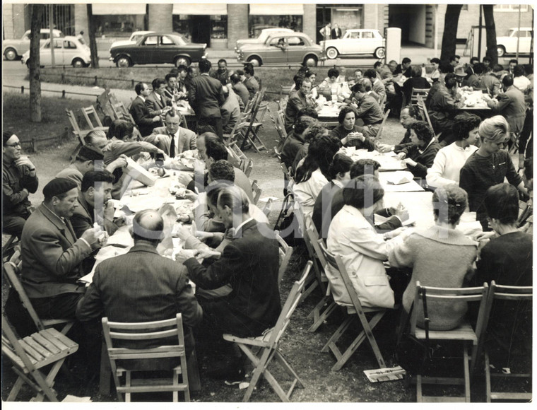 1962 MILANO Sciopero BORLETTI - Operai pranzano davanti alla fabbrica *Foto