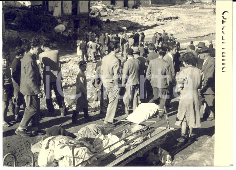 1954 ALLUVIONE DEL SALERNITANO Recupero di oggetti dalle case colpite - Foto