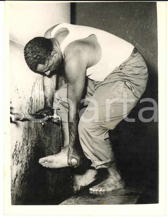1954 EL TAHRIR (EGYPT) Gamal Abd EL-NASSER preparing his devotions in Mosque