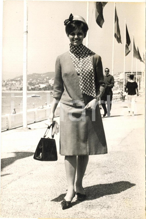 1961 FESTIVAL DI CANNES Claudia CARDINALE a passeggio sulla Croisette *Foto