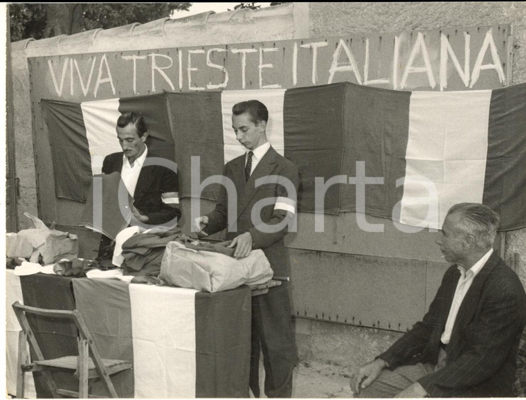 1954 TRIESTE ITALIANA La LEGA NAZIONALE distribuisce il tricolore ai cittadini