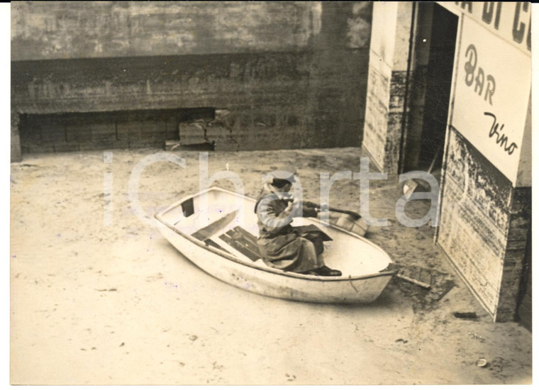 1959 ALLUVIONE DI ANCONA Canotto della polizia soccorre clienti di un bar - Foto