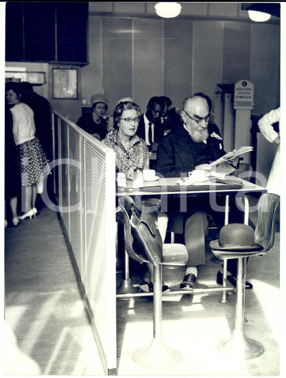 1962 LONDON Nubar GULBENKIAN with his secretary at a corner-house cafeteria