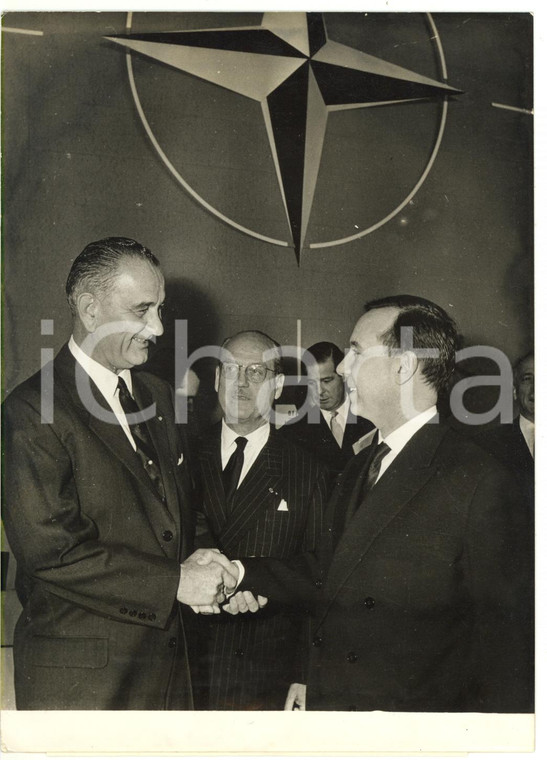 1960 PARIS Lyndon B. JOHNSON stringe la mano a Michel DEBRÉ - Antoine BÉTHOUART