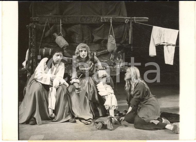 1954 PARIS Théâtre - "Mère Courage" Germaine MONTERO Monique CHAUMETTE Photo