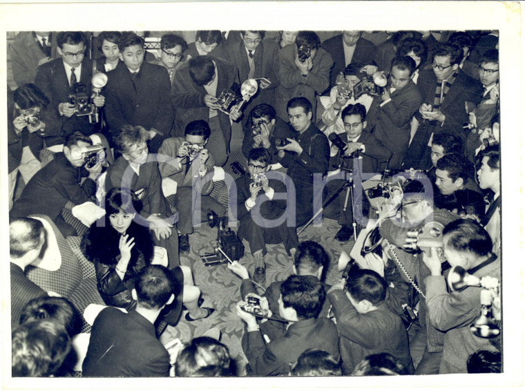 1961 TOKYO Television Film Festival - Françoise ARNOUL surrounded by reporters
