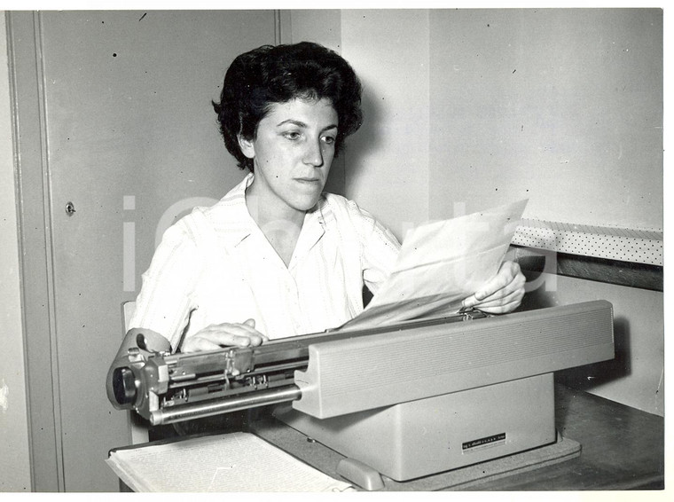 1960 TORINO - OLIVETTI Mirella MOSSOTTI batte record mondiale di dattilografia