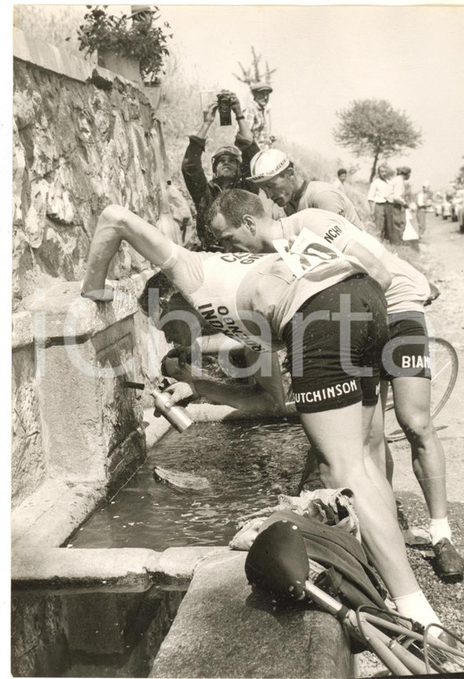 1955 ca CICLISMO GIRO D'ITALIA Un gregario alla fontana *Fotografia 13x18 cm