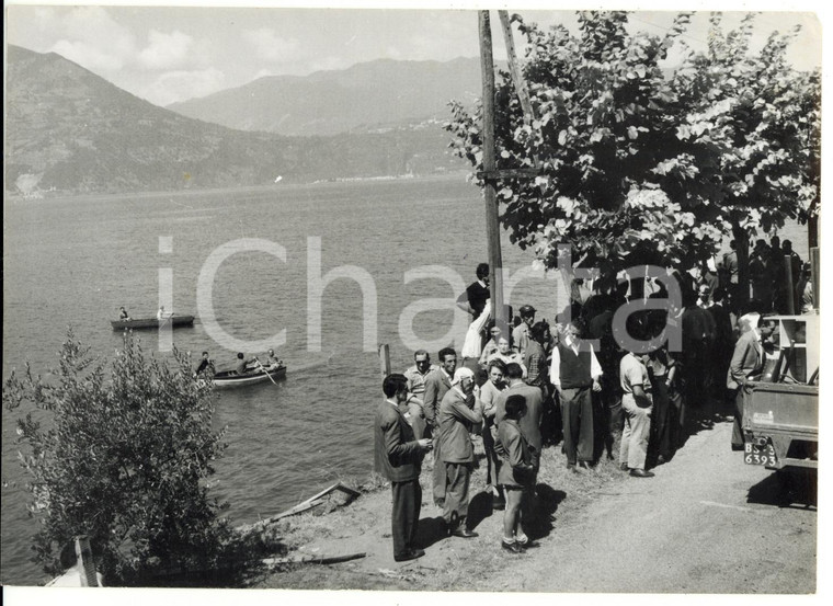 1955 ca MARONE (BS) Auto precipitata nel lago d'Iseo - Operazioni di recupero