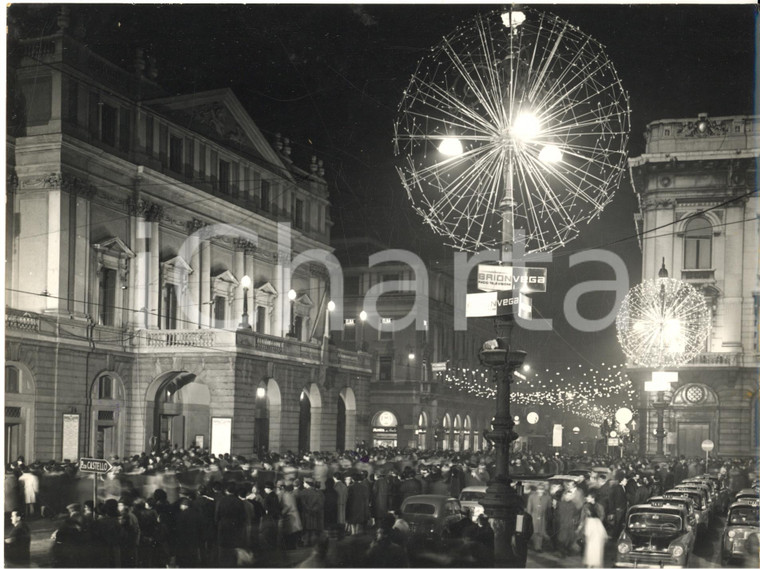 1962 MILANO Teatro alla Scala - Veduta della piazza la sera dell'inaugurazione
