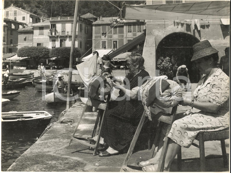1955 ca COSTUME PORTOFINO Anziane donne lavorano al tombolo - Foto 24x18 cm