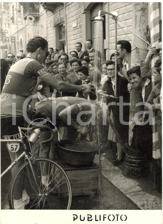 1955 CICLISMO NAPOLI GIRO D'ITALIA Doccia pubblica per i corridori *Foto 13x18