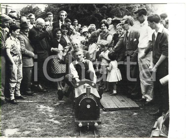 1963 LONDON - BROMLEY Harold MACMILLAN a bordo di un trenino per bambini *Foto