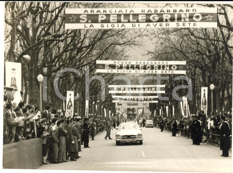 1957 SAN PELLEGRINO TERME - RALLY DEL CINEMA Auto al traguardo - Foto 18x13