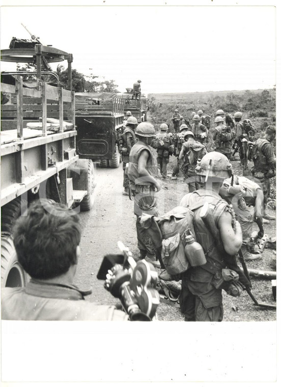1967 GUERRA DEL VIETNAM Colonna di fanteria americana in marcia *Foto 13x18 cm