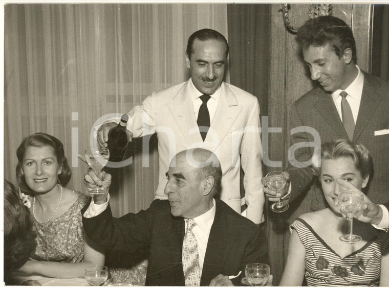 1956 MILANO Mike BONGIORNO con l'avvocato ROSSI vincitore "LASCIA O RADDOPPIA?" 